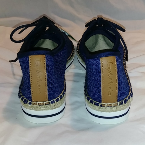 Beautiful NAVY perforated Flats w Lace Up Closure - Picture 4 of 10